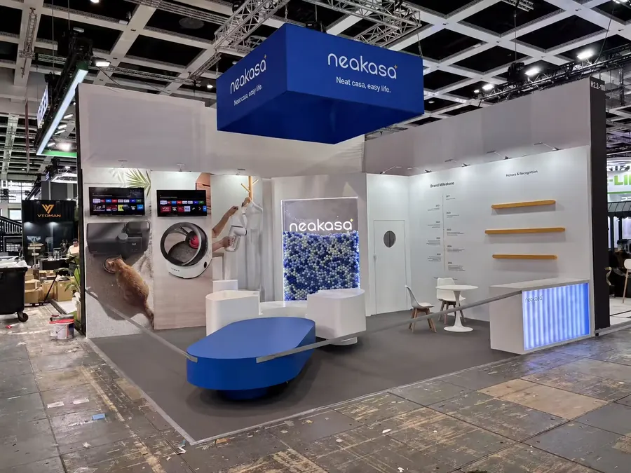 Blaues Hängeschild über Produktpodesten und Empfangstheke