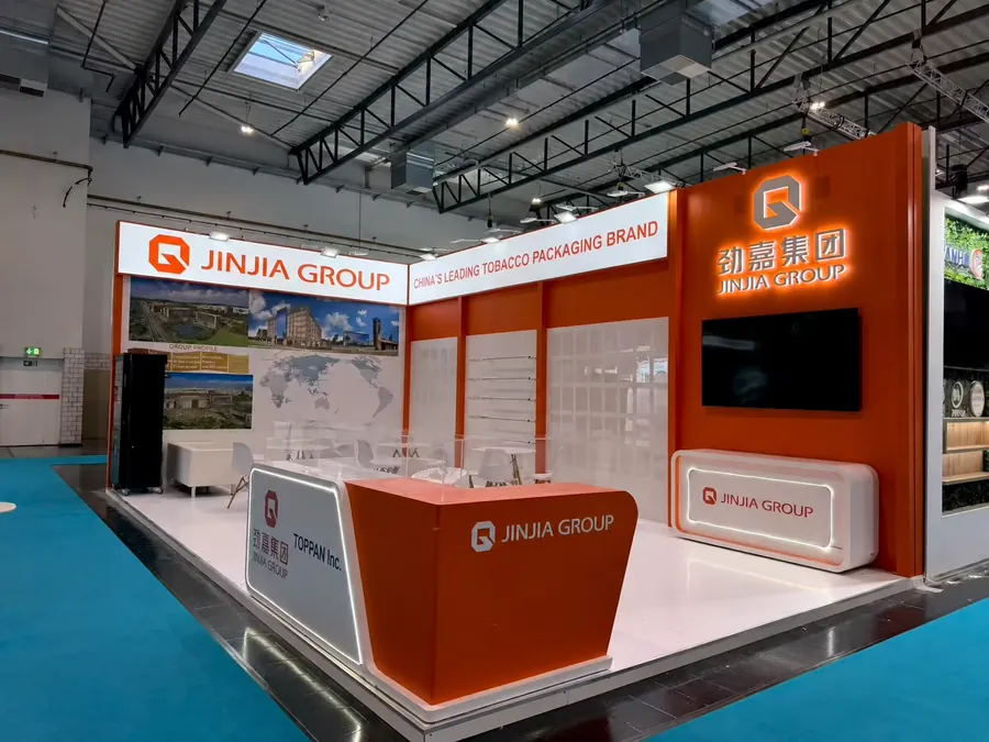 Oranger Messestand mit breitem Dach und Besprechungsbereich