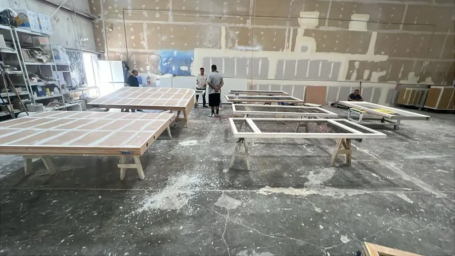 Montage von Holzrahmen in einer Werkstatt
